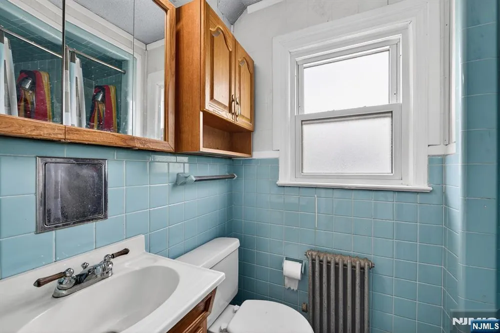 28 Livingston Pl, Teaneck, NJ 07666