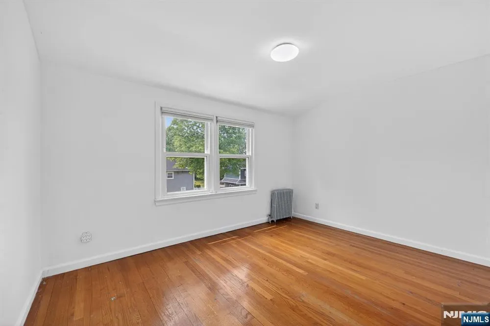 28 Livingston Pl, Teaneck, NJ 07666