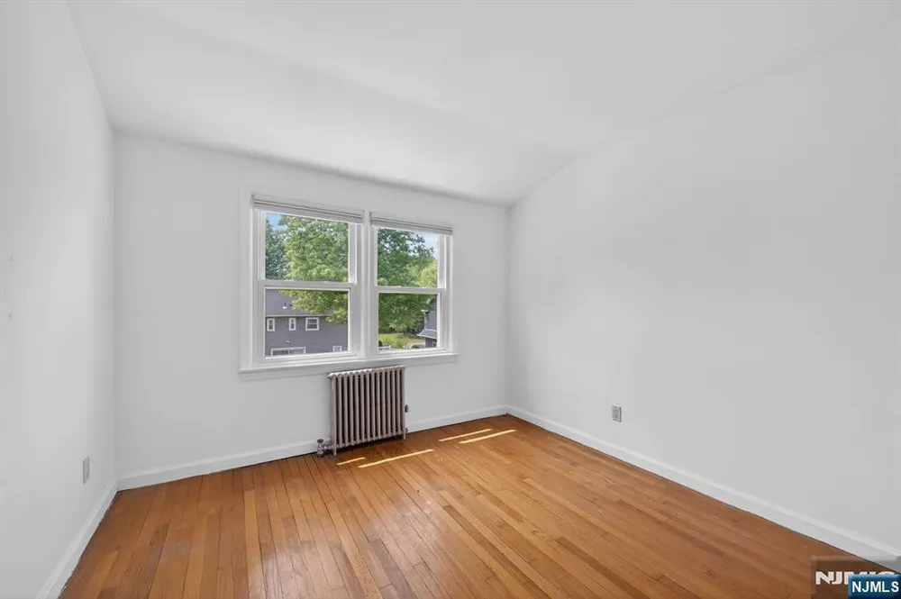28 Livingston Pl, Teaneck, NJ 07666