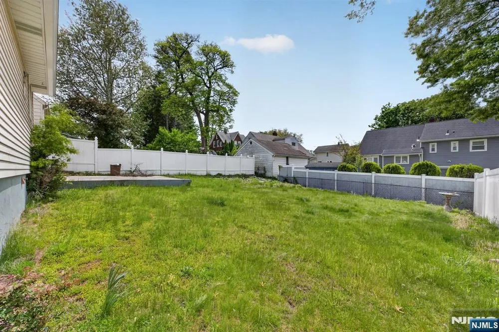 28 Livingston Pl, Teaneck, NJ 07666