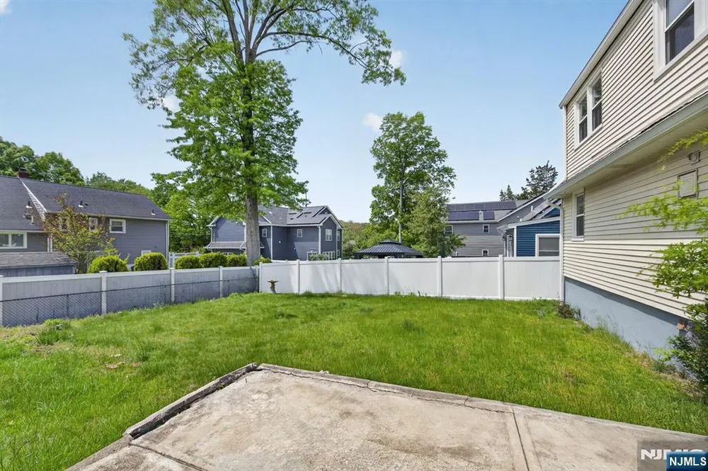 28 Livingston Pl, Teaneck, NJ 07666