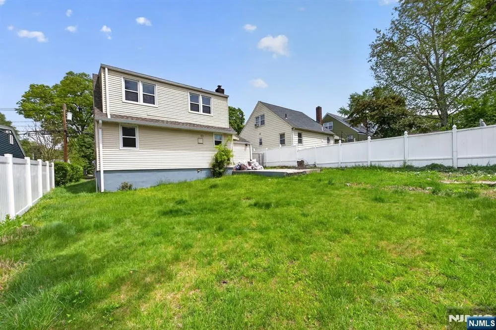 28 Livingston Pl, Teaneck, NJ 07666