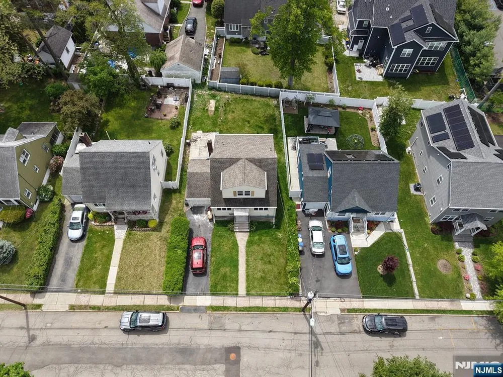 28 Livingston Pl, Teaneck, NJ 07666