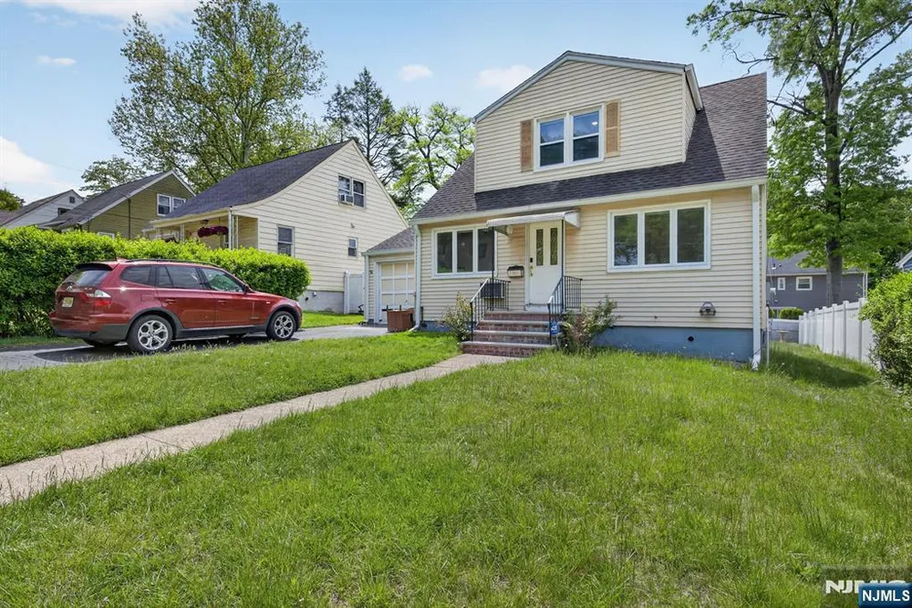 28 Livingston Pl, Teaneck, NJ 07666