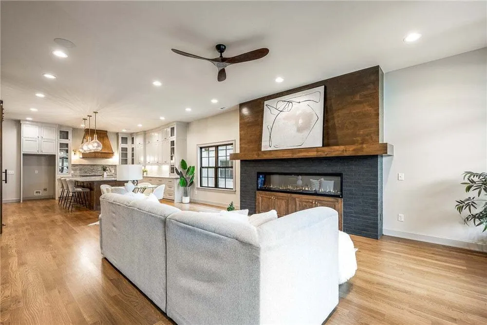 1033 NW A St, Bentonville, AR 72712