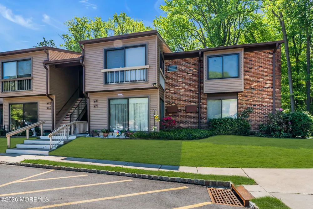 42 Manchester Ct, Red Bank, NJ 07701