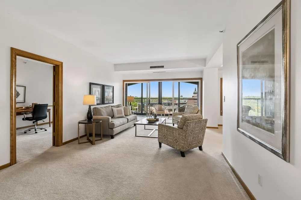 1201 Yale Pl, Minneapolis, MN 55403