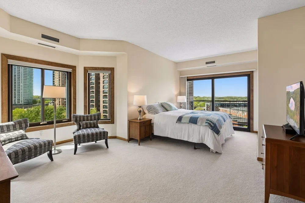 1201 Yale Pl, Minneapolis, MN 55403