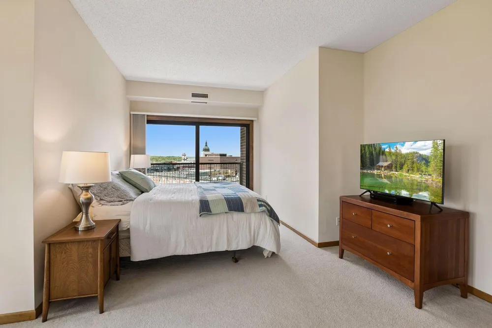 1201 Yale Pl, Minneapolis, MN 55403