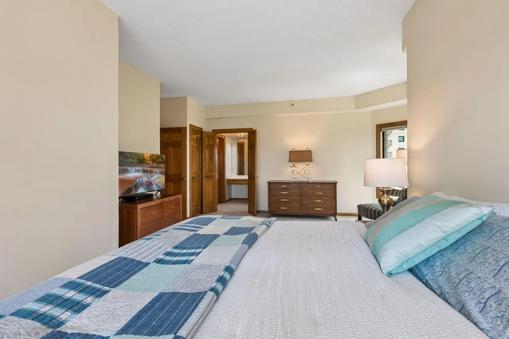 1201 Yale Pl, Minneapolis, MN 55403