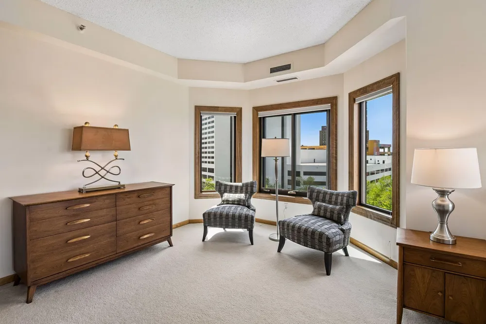 1201 Yale Pl, Minneapolis, MN 55403