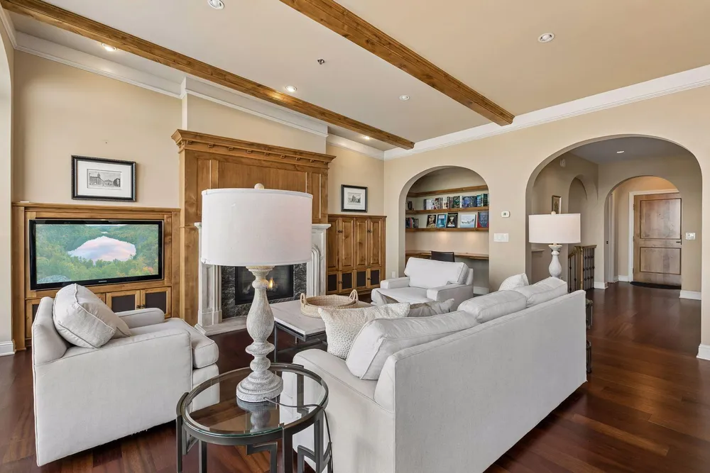 1201 Yale Pl, Minneapolis, MN 55403