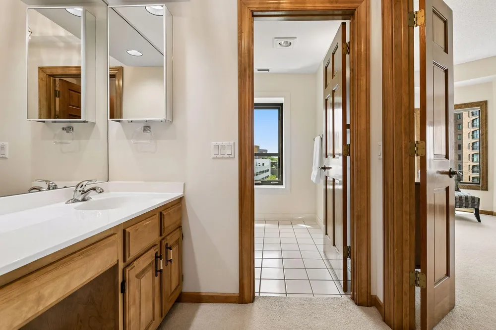 1201 Yale Pl, Minneapolis, MN 55403