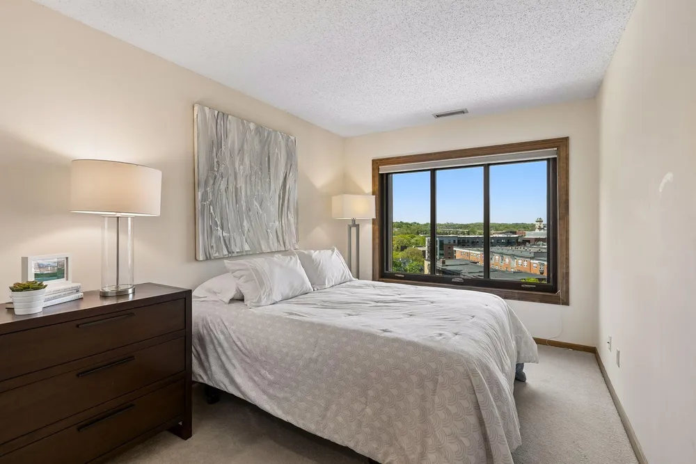 1201 Yale Pl, Minneapolis, MN 55403
