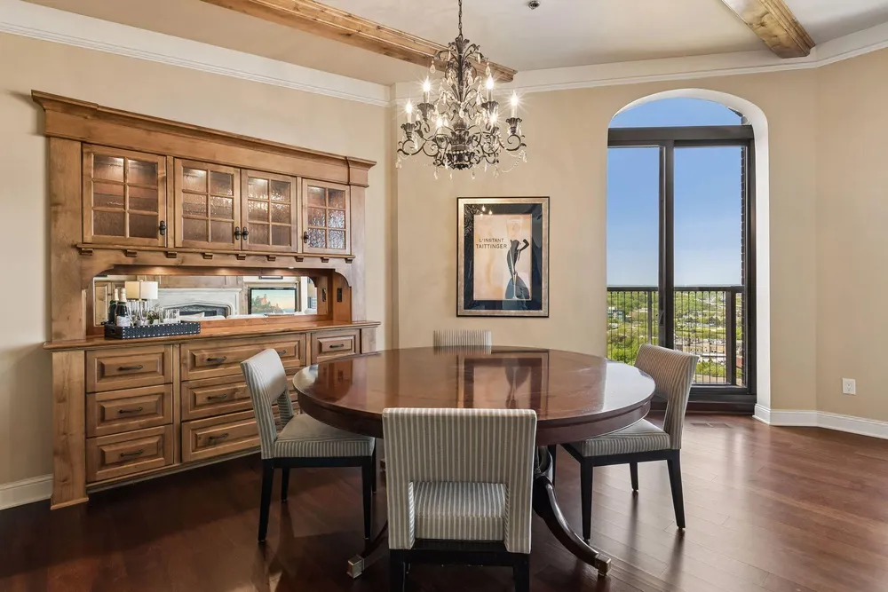 1201 Yale Pl, Minneapolis, MN 55403