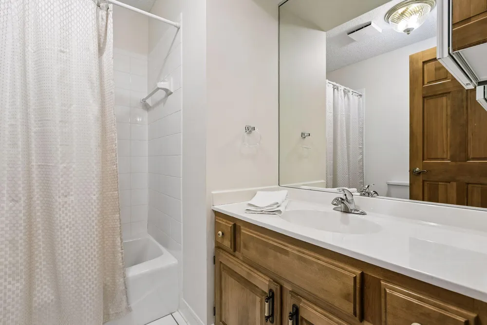 1201 Yale Pl, Minneapolis, MN 55403