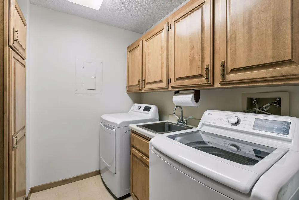 1201 Yale Pl, Minneapolis, MN 55403