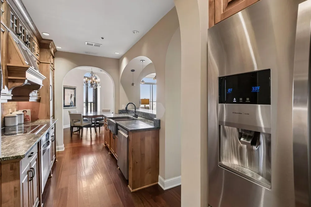 1201 Yale Pl, Minneapolis, MN 55403
