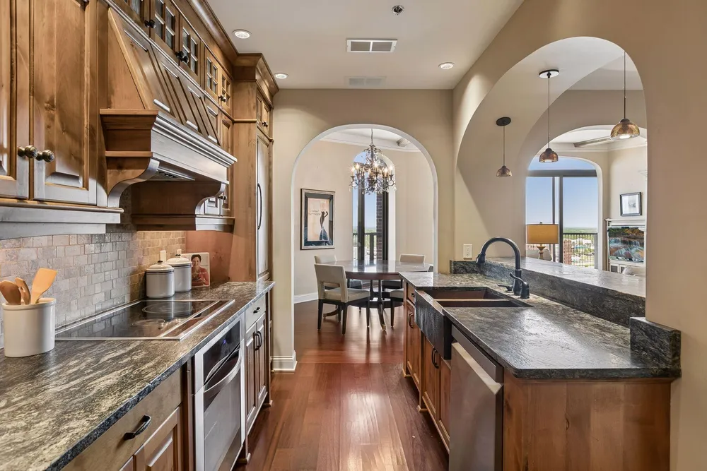 1201 Yale Pl, Minneapolis, MN 55403