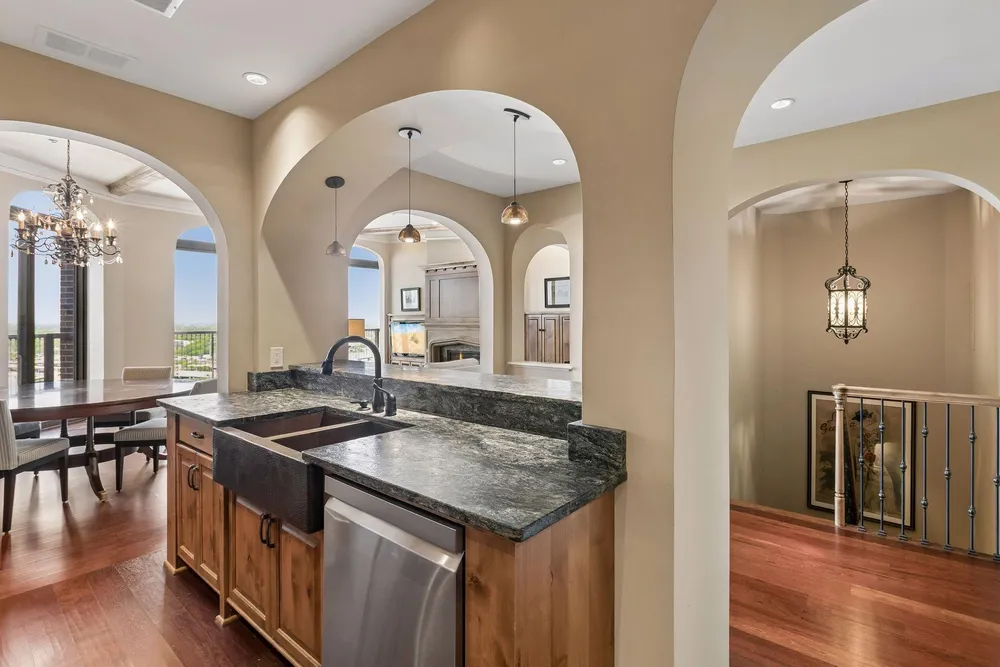 1201 Yale Pl, Minneapolis, MN 55403