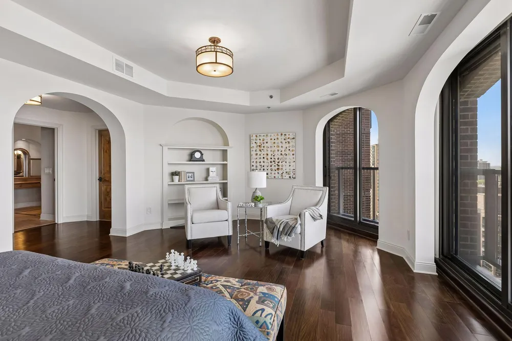 1201 Yale Pl, Minneapolis, MN 55403