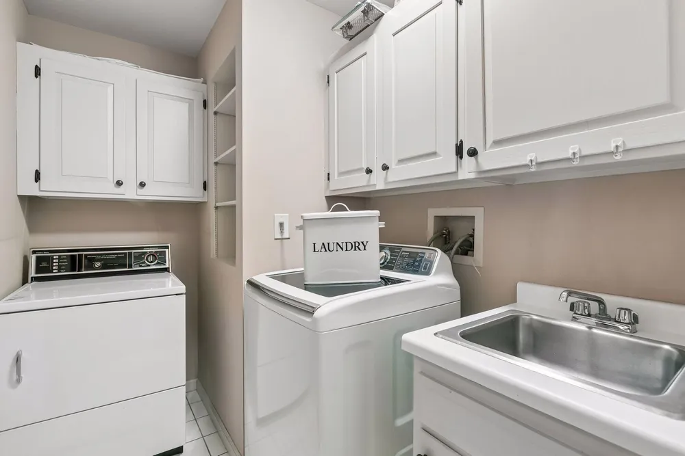 1201 Yale Pl, Minneapolis, MN 55403
