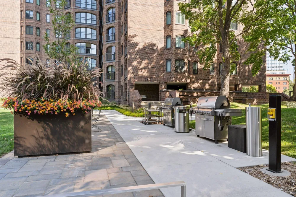 1201 Yale Pl, Minneapolis, MN 55403