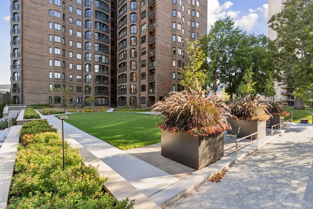 1201 Yale Pl, Minneapolis, MN 55403