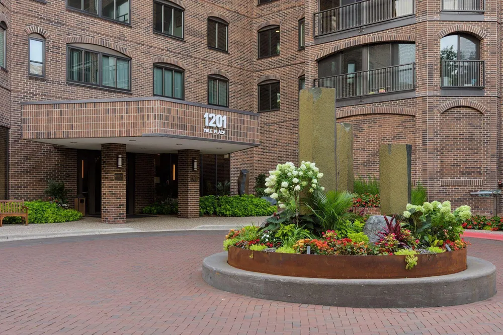 1201 Yale Pl, Minneapolis, MN 55403