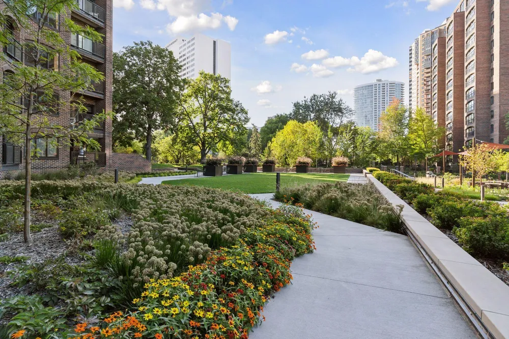 1201 Yale Pl, Minneapolis, MN 55403
