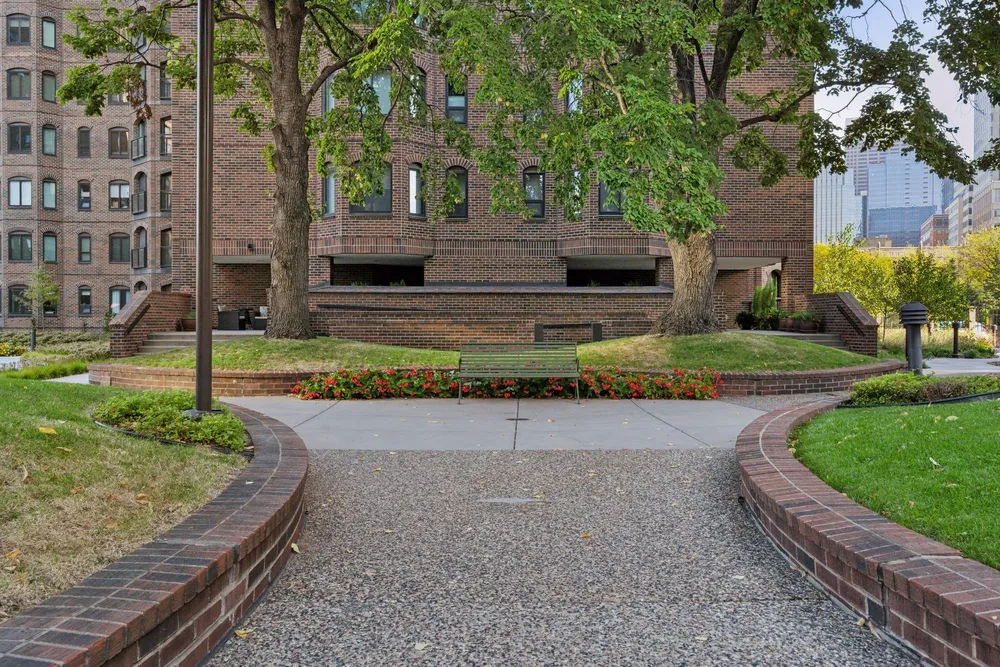 1201 Yale Pl, Minneapolis, MN 55403