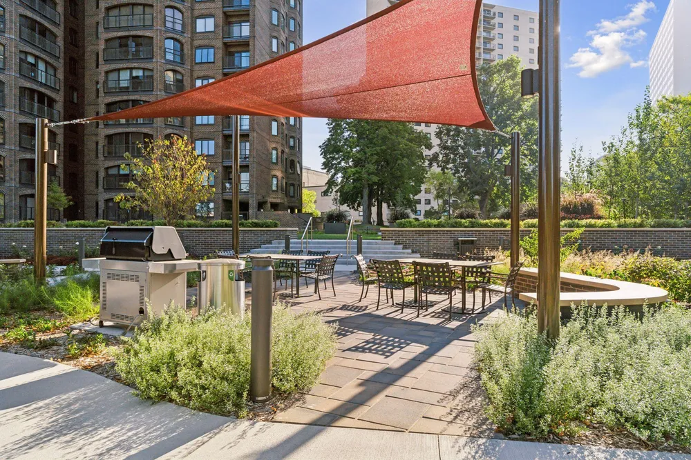 1201 Yale Pl, Minneapolis, MN 55403