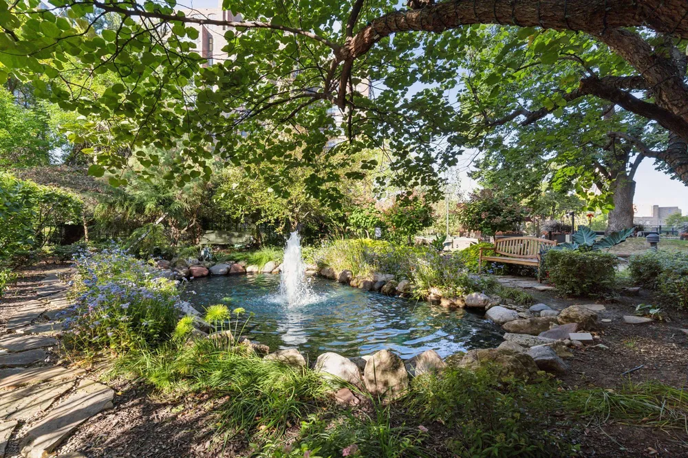 1201 Yale Pl, Minneapolis, MN 55403