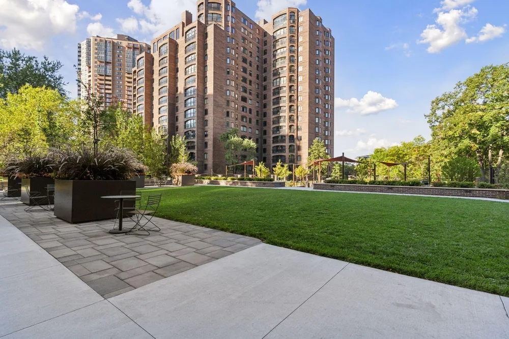 1201 Yale Pl, Minneapolis, MN 55403