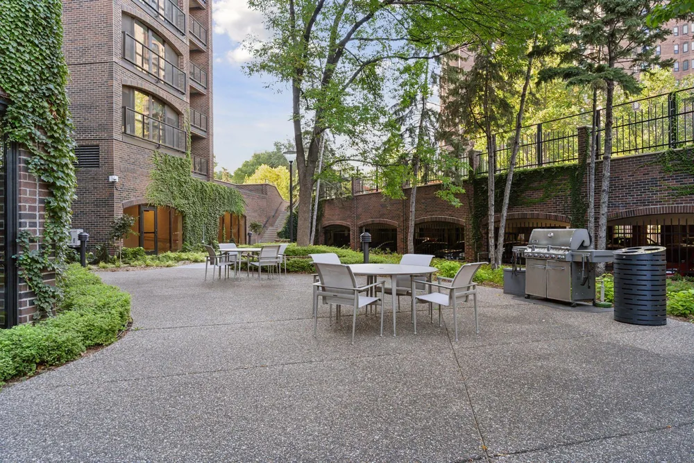 1201 Yale Pl, Minneapolis, MN 55403