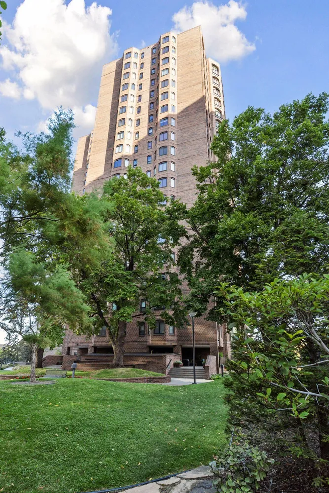 1201 Yale Pl, Minneapolis, MN 55403