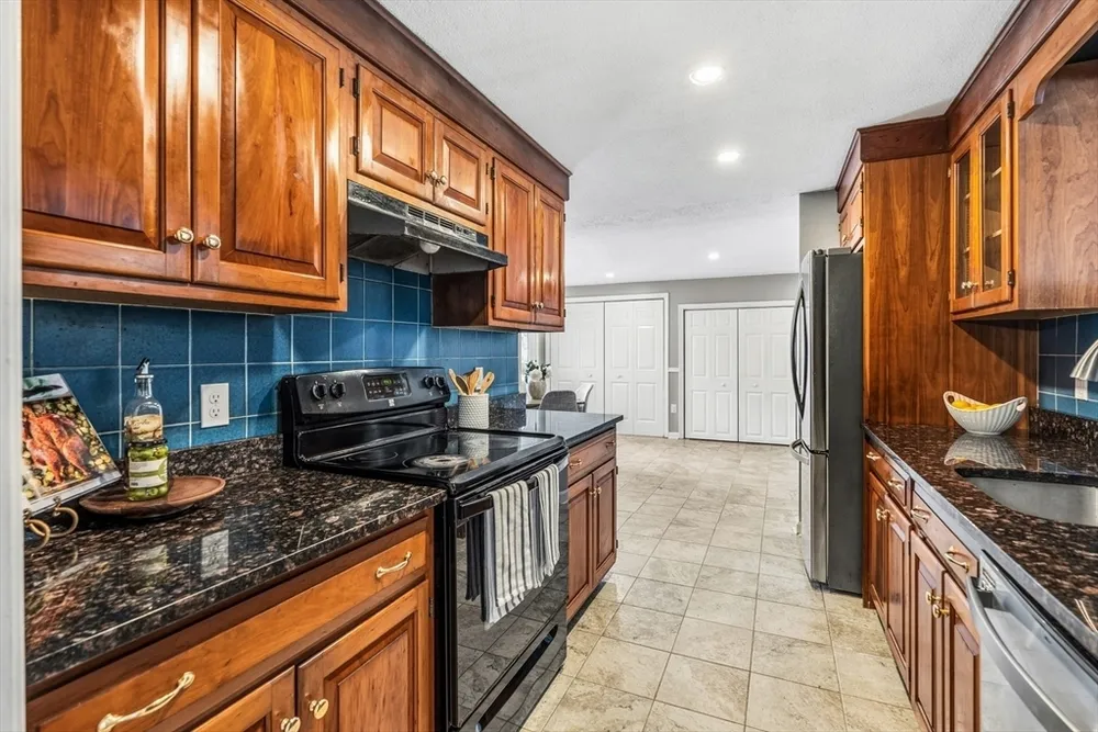 21 Guild St, Lowell, MA 01852