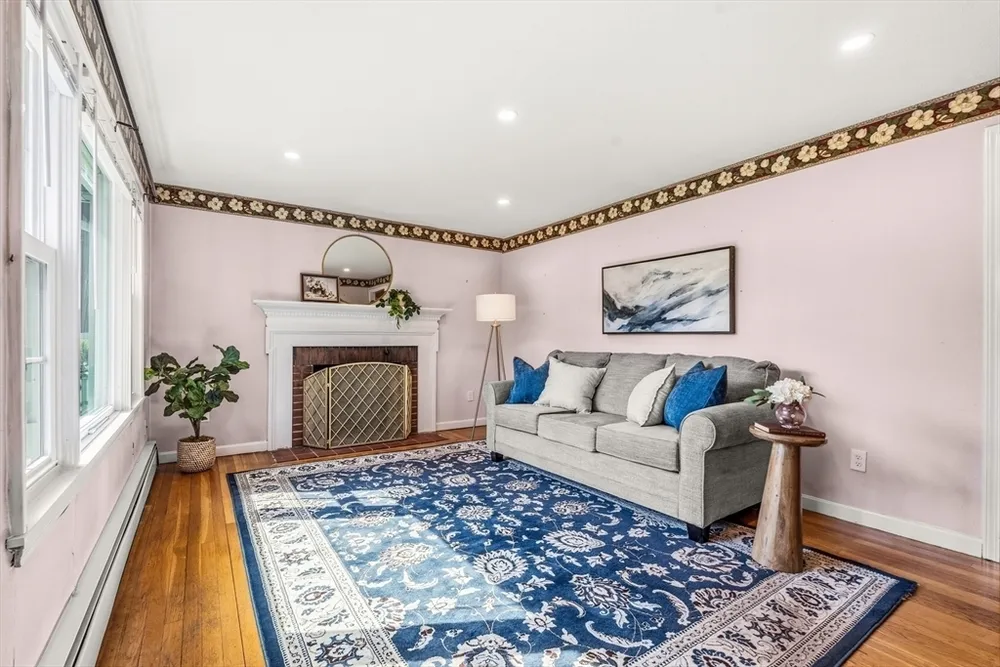 21 Guild St, Lowell, MA 01852