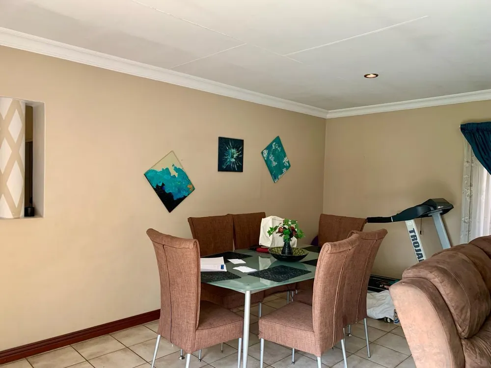 South Africa, Gauteng, Eastleigh, High Road, 51