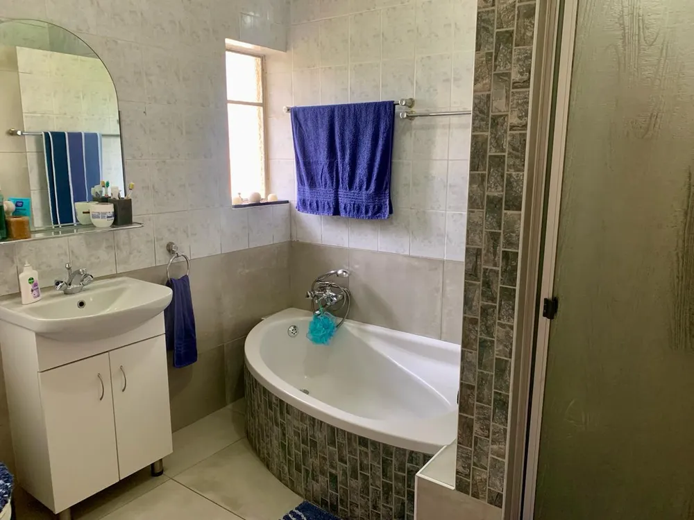 South Africa, Gauteng, Eastleigh, High Road, 51