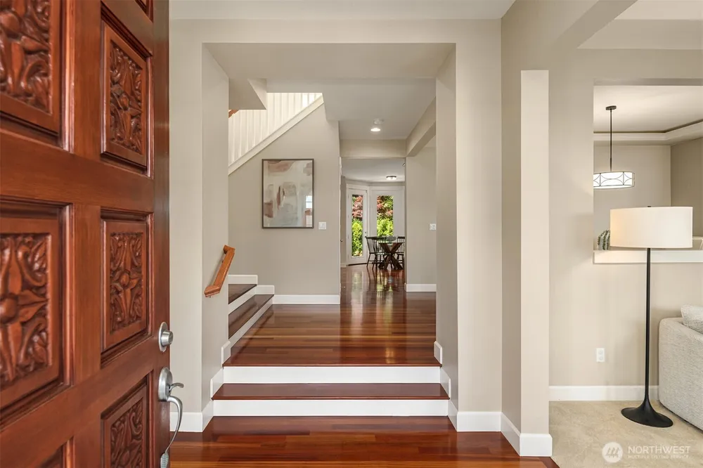 687 Bear Ridge Dr NW, Issaquah, WA 98027