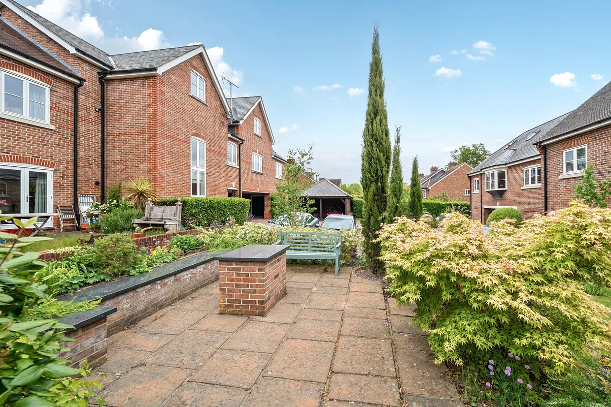 Crownwood Gate, Farnham, GU9 photo 2