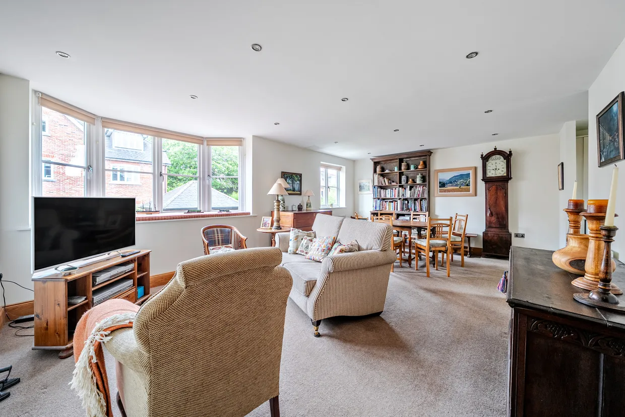 Crownwood Gate, Farnham, GU9 photo 3