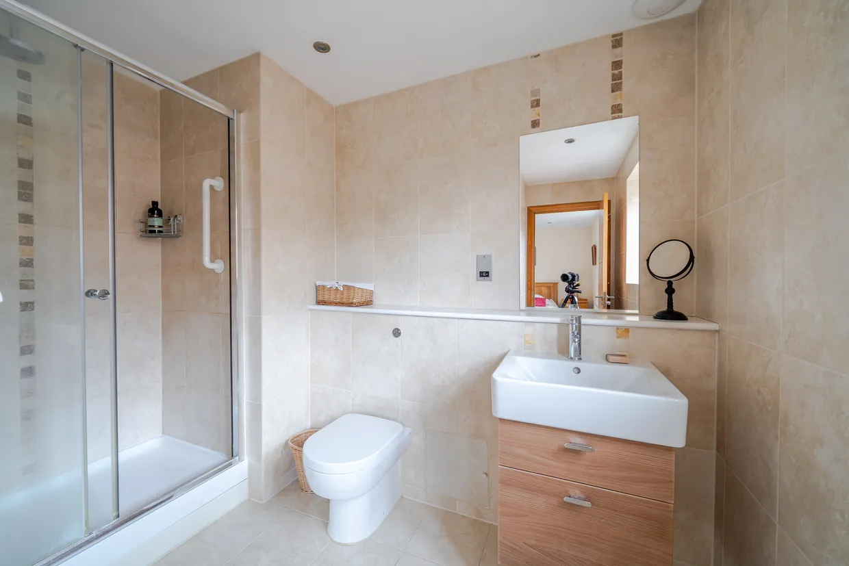 Crownwood Gate, Farnham, GU9 photo 7