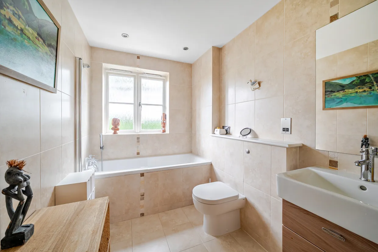 Crownwood Gate, Farnham, GU9 photo 10
