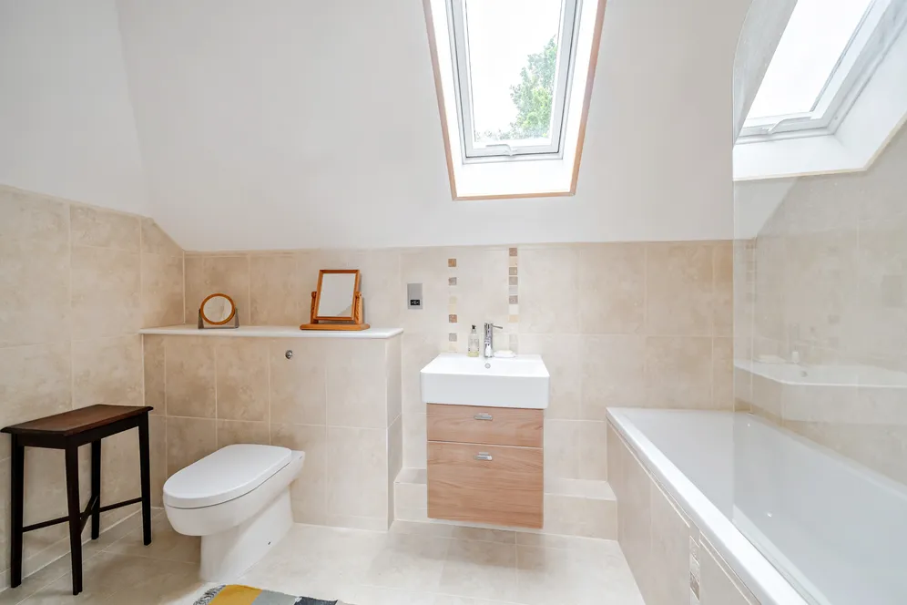 Crownwood Gate, Farnham, GU9 photo 12