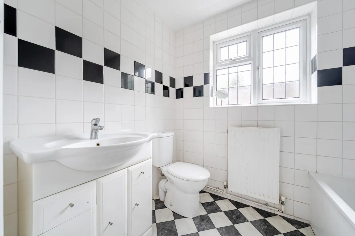 Ember Lane, Esher, KT10 photo 23