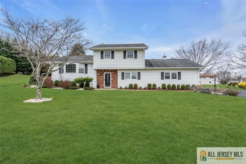 5 Travis Ct, Monroe, NJ 08831