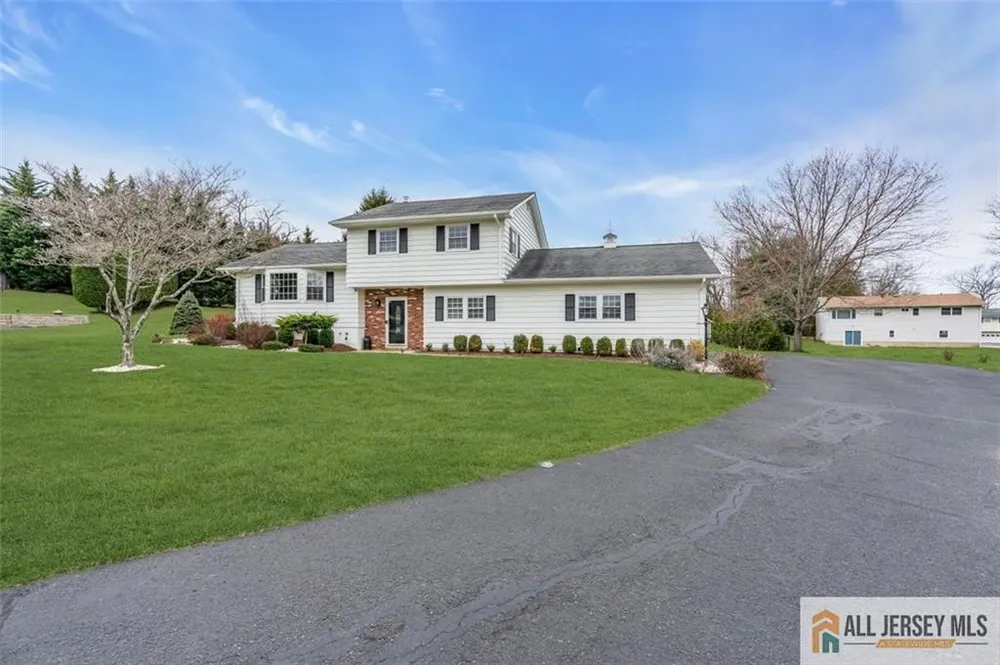 5 Travis Ct, Monroe, NJ 08831