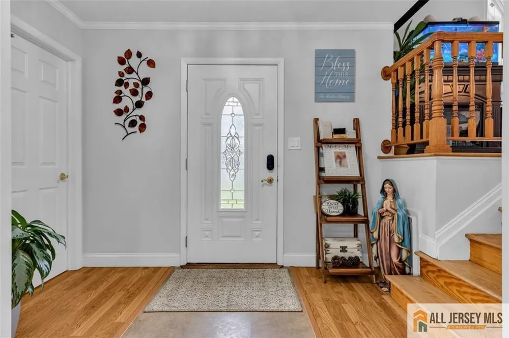 5 Travis Ct, Monroe, NJ 08831